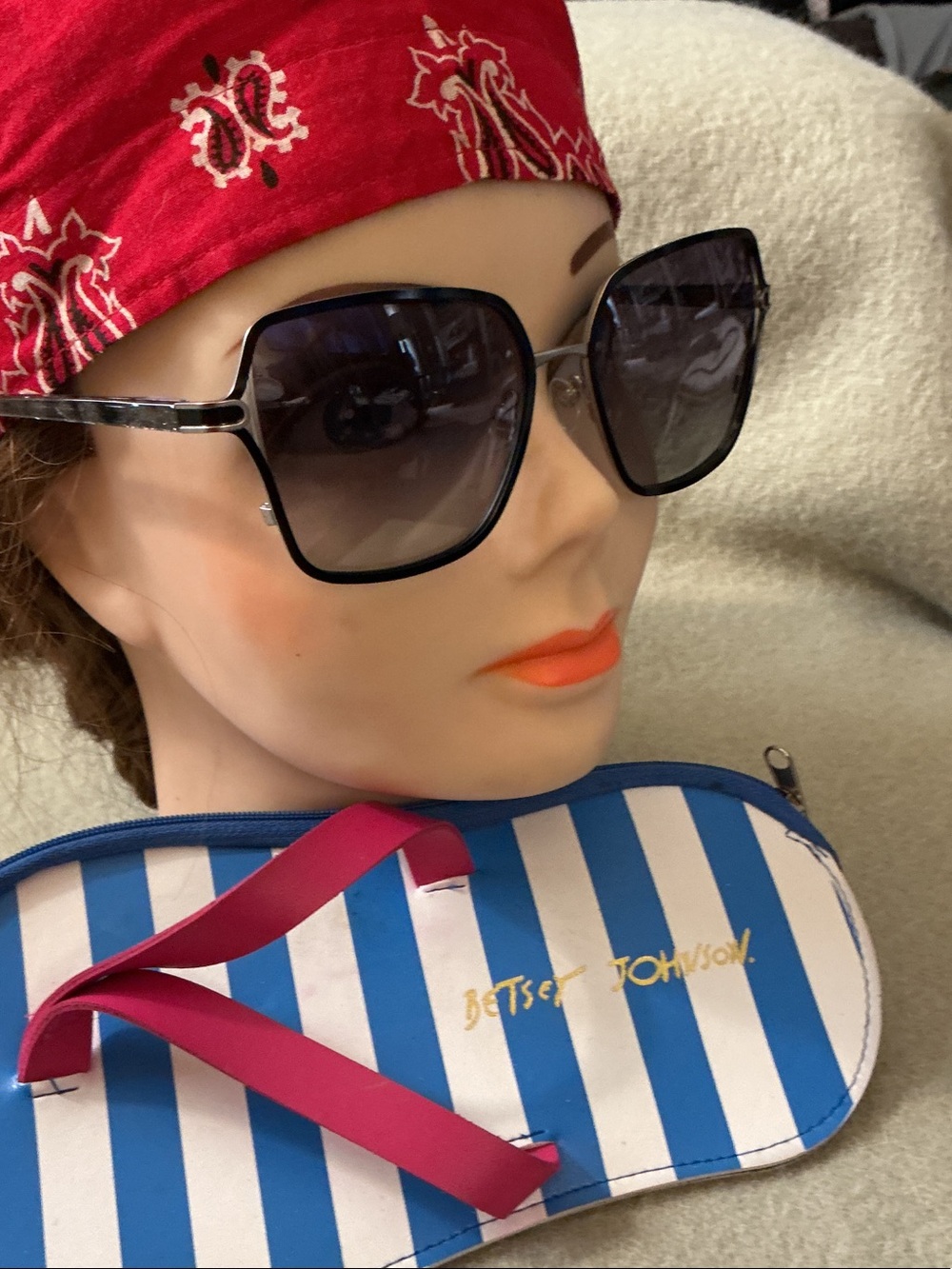 Authentic Betsey Johnson Sunglasses with Matching Sunglasses Pouch Case Glitter